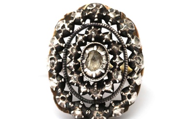 een gouden met zilveren entourage ring met roosdiamant.