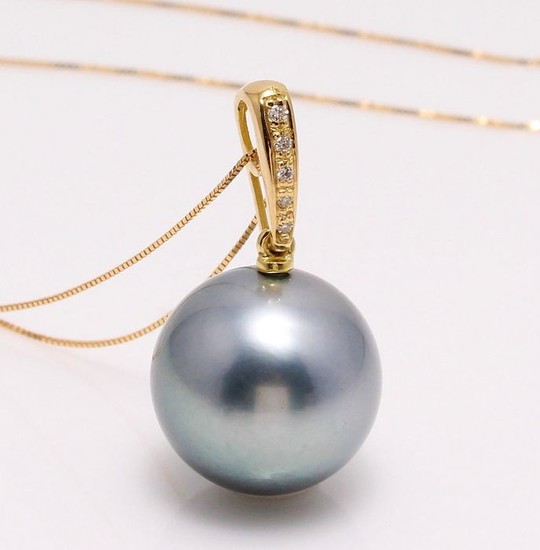 no reserve - 18 kt. Yellow Gold - 12x13mm Round Tahitian Pearl - Necklace with pendant - 0.04 ct
