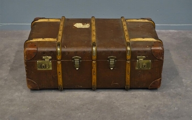 (-), oude koffer met houten stootbanden, circa 1920,...