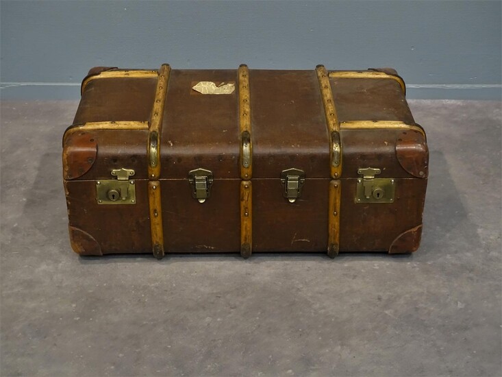 (-), oude koffer met houten stootbanden, circa 1920,...