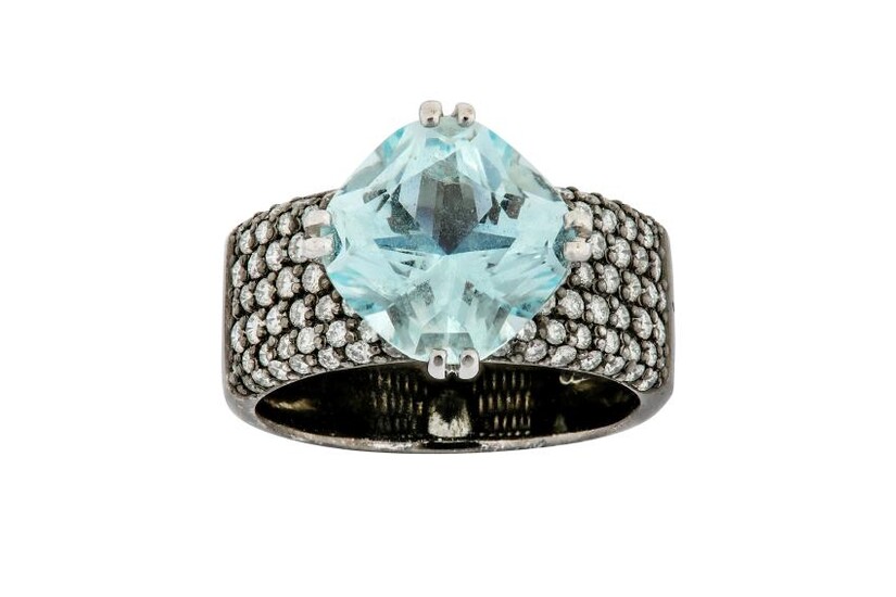 An aquamarine and diamond ring, diamonds approx. 0.75