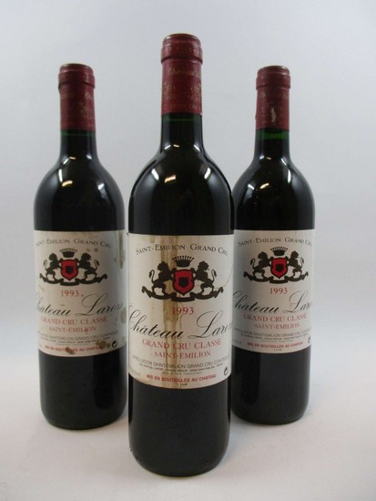 12 bouteilles CHÂTEAU LAROZE 1993 GCC Saint Emilion (étiquettes léger tachées et 3 capsules abimées)