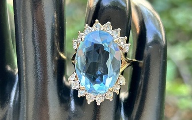 14K Gold Ring with Large Oval Aquamarine Stone & Diamonds