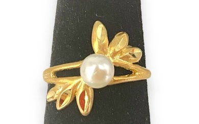 14kt Yellow Gold and Pearl Solitaire Ring
