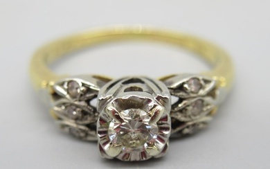 18ct yellow gold diamond ring, the round cut central diamond...