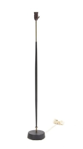 1907/812: Svend Aage Holm Sørensen: Brass floor lamp with black-laquered metal frame, mounted on black painted cast iron base. Manufactured by Holm Sørensen. H. 121 cm.