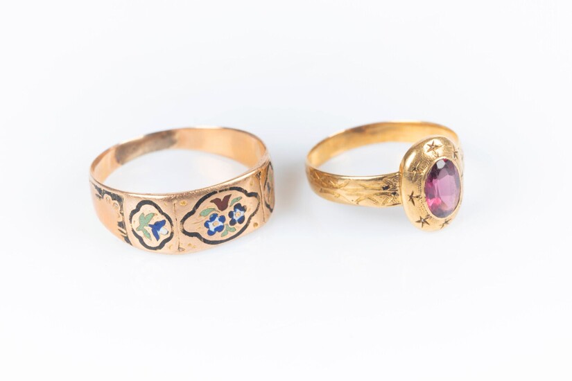 2 bagues en or du XIXème siècle, l'une sertie d'une pierre rose, l'autre émaillée (usures)....