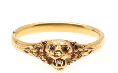 3021212. AN EARLY 20TH CENTURY GOLD LION HALF HINGED BANGLE.