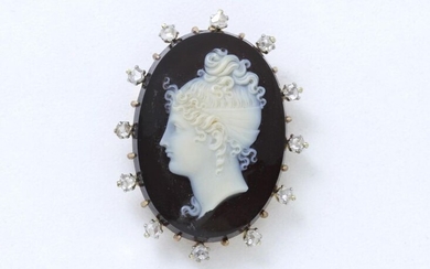750 thousandths pink gold pendant brooch decorated with a 2-layer agate cameo surrounded by crowned roses. French work of the second half of the XIX° century (accident to the system).