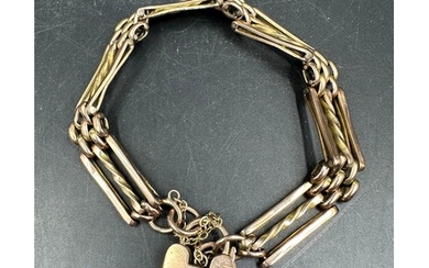 A 9ct gold three bar gate link bracelet (Total weight 12.2g)