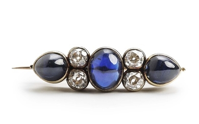 A Belle Èpoque sapphire and diamond brooch set with cabochon sapphires and old-cut diamonds, mounted in 14k gold. L. app. 3.5 cm. Circa 1900.