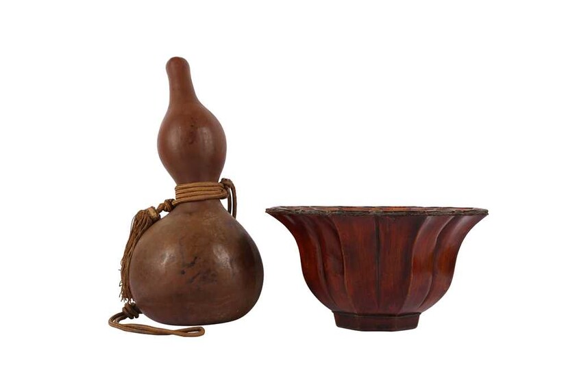 A CHINESE DOUBLE GOURD BOTTLE AND LACQUERED WOOD JARDINERE.