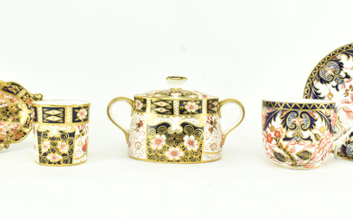 A COLLECTION OF FIVE ROYAL CROWN DERBY FINE BONE CHINA ITEMS