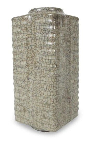 A CONG-SHAPED CRACKLE-GLAZED VASE, China, 19th ct. - h. 21 cm