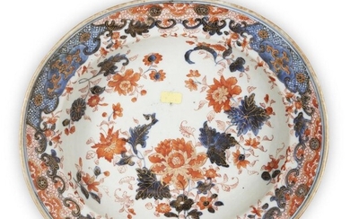 A Chinese Imari barber's bowl, 18th century, painted with flowers within an elaborate panelled border, 29.5cm wide 十八世紀 伊萬里式臉盆