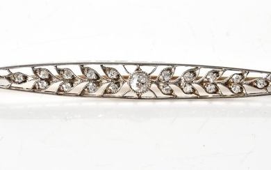 A DIAMOND BAR BROOCH, WITH OLD EUROPEAN CUT DIAMONDS TOTALLING 0.50CTS, IN PLATINUM AND 15CT GOLD, TOTAL LENGTH 63MM, 5.8GMS