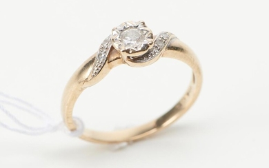 A DIAMOND RING IN 9CT GOLD, SIZE N, 1.9GMS