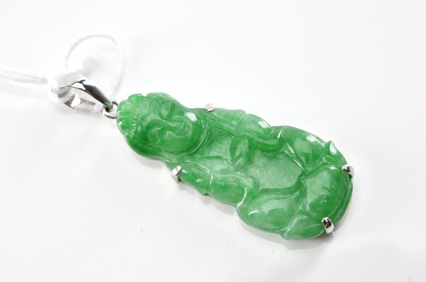 A GREEN JADE PENDANT IN 18CT WHITE GOLD