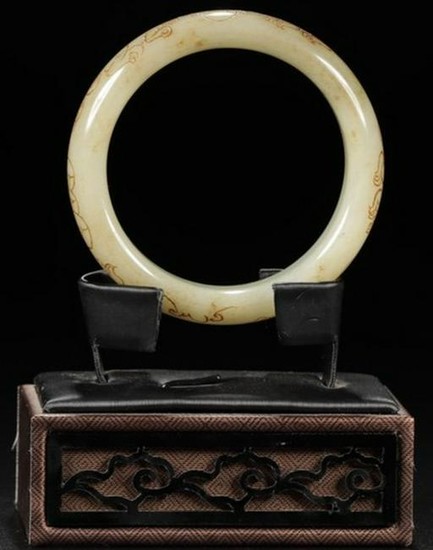 A HETIAN JADE CARVED MOUSE PATTERN BANGLE