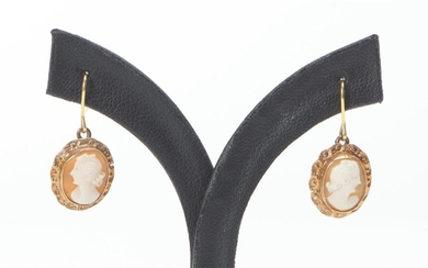 A PAIR OF ANTIQUE CAMEO EARRINGS IN 9CT GOLD, TO HOOK FITTINGS, LENGTH 25MM