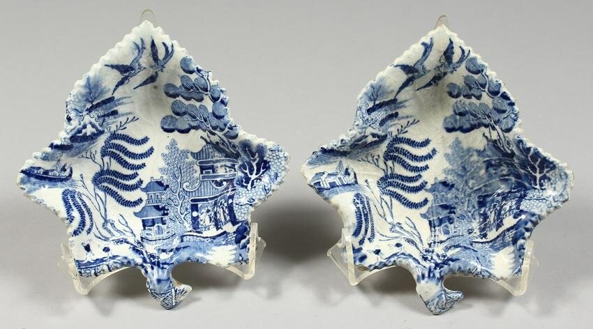 A PAIR OF STAFFORDSHIRE BLUE AND WHITE LEAF SHAPED
