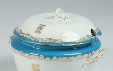 A Russian porcelain tureen, decorated with turquoise, gilt bands and initials on lid and side. St. Petersburg or Moscow, c. 1900. Diam. 29 cm. H. 20 cm.