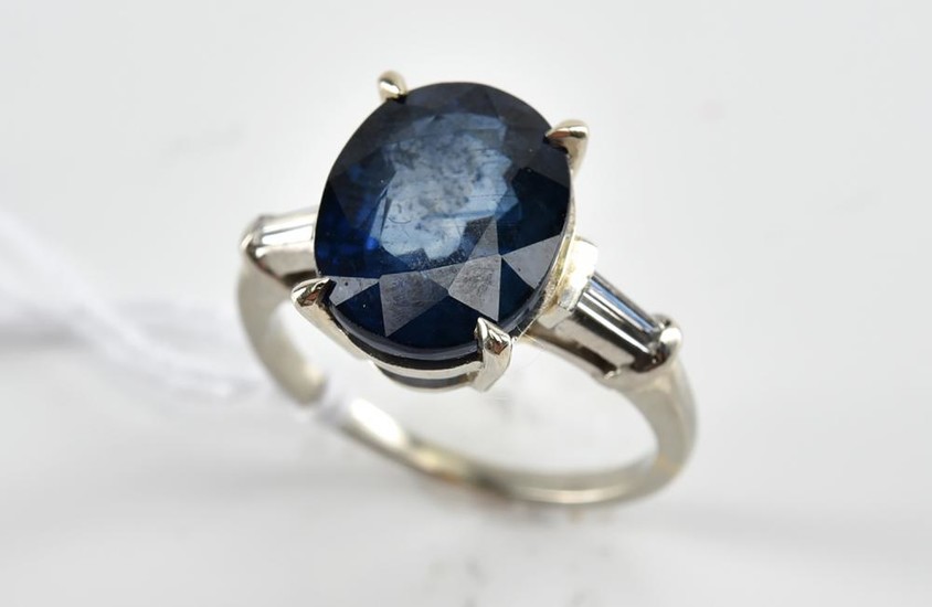 A SAPPHIRE AND DIAMOND RING IN PLATINUM, RING SIZE H, APPROXIMATE SAPPHIRE WEIGHT 4.51CTS.