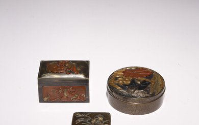 A SMALL COLLECTION OF JAPANESE MIXED METAL BOXES AND COVERS