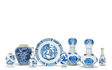 A VARIED GROUP OF BLUE AND WHITE PORCELAIN VASES AND A DISH
