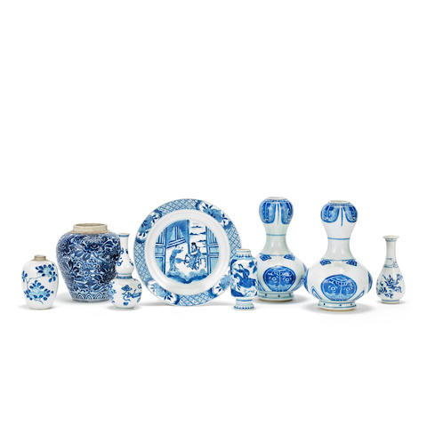A VARIED GROUP OF BLUE AND WHITE PORCELAIN VASES AND A DISH