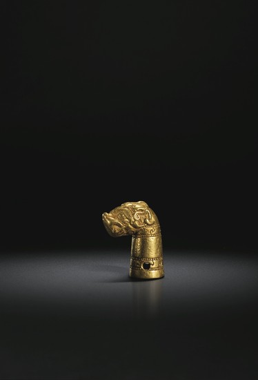 A VERY RARE AND IMPORTANT GOLD FELINE-HEAD FINIAL, SPRING AND AUTUMN PERIOD, 6TH-EARLY 5TH CENTURY BC