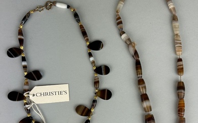 A WESTERN ASIATIC BANDED AGATE BEAD NECKLACE CIRCA 3RD...