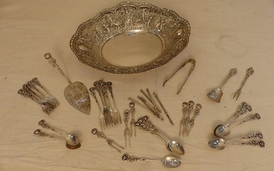 A basket and a set of small forks, spoons, etc... All in silver. Total weight: 1100 grs.