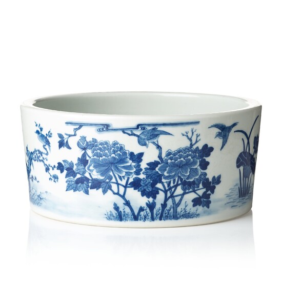 A blue and white flower pot, Qing dynasty, circa 1900.