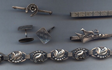A collection of silver and sterling silver jewelry, comprising a bracelet, two brooches, Gerda Lynggaard tie needle and cufflinks. Total weight 54 g. (6)