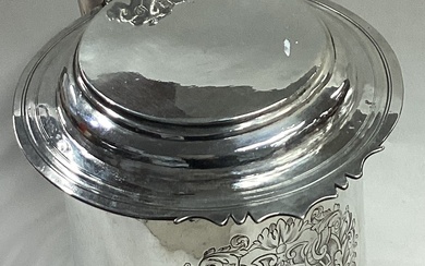 A large and fine 18th Century William III silver flat top tankard.