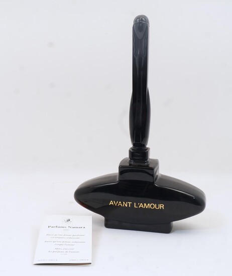 A large black glass bottle of Avant L'Armour perfume by Parfums Namara, 780ml, cased, 41.5cm high
