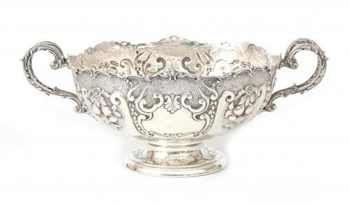 A large partially hammered 925 silver punch bowl with hammered fruit motifs and two double chiselled handles on round foot, Italy, second half 20th century. Weight: 1484 grams.