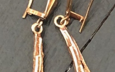 A pair of 14k. gold ear pendants. Marked HS 585. Weight app. 5 g. L. 4.7 cm.