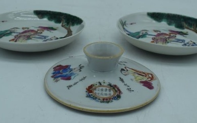 A pair of Chinese porcelain Famille Rose dishes together with a vase cover 14 cm. (3).