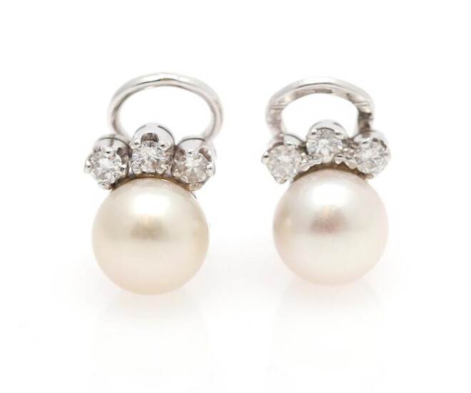 SOLD. A pair of pearl and diamond ear clips each set with a cultured pearl and three brillaint-cut diamonds, mounted in 14k white gold. L. 10.5 cm. (2) – Bruun Rasmussen Auctioneers of Fine Art