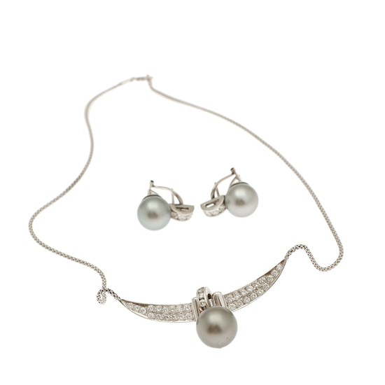 A pearl and diamond jewellery set comprising a necklace and a pair of ear-studs set with Tahiti pearls and numerous brilliant-cut diamonds. (3)