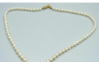 A pearl necklace with a 9ct gold clasp, 37cm