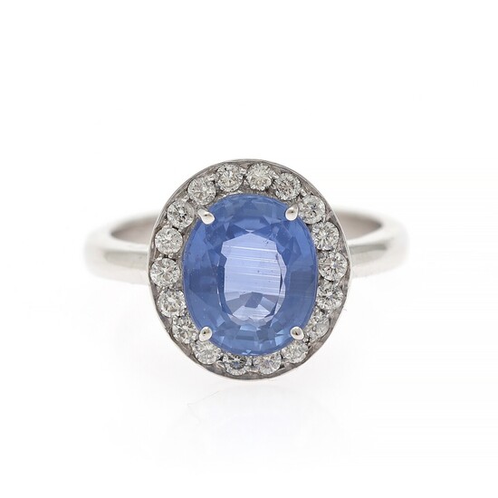 A sapphire- and diamond ring set with a sapphire weighing app. 3.73 ct. encircled by numerous diamonds, mounted in 18k white gold. Size 54.