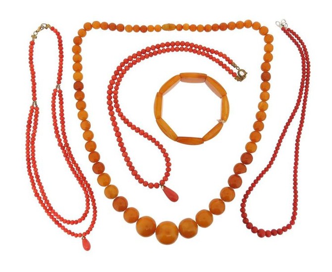 λ A single-row amber bead necklace, the spherical...