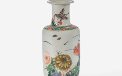A small Chinese famille verte-decorated porcelain rouleau vase 五彩纸槌瓶