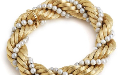 A twisted pearl bracelet set with numerous cultured pearls, mounted in 18k gold. Pearl diam. app. 4 mm. L. app. 22 cm. Italy 1960s.