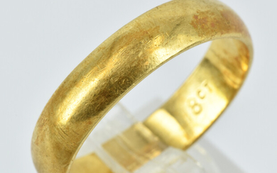 AN 18ct GOLD BAND RING
