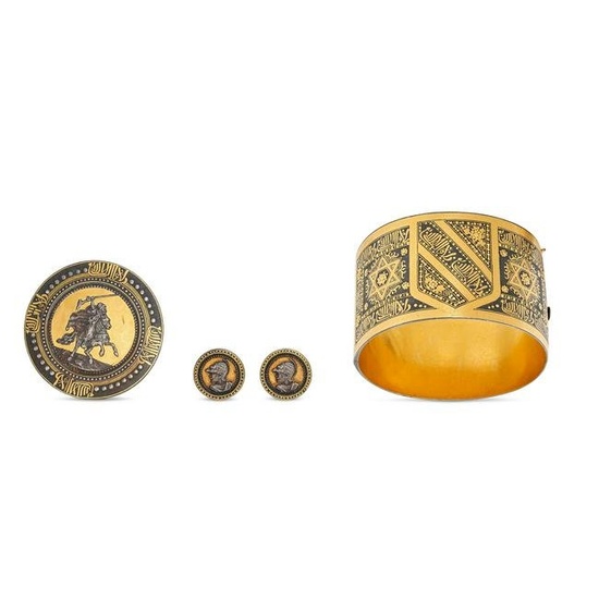 AN ANTIQUE DAMASCENE BANGLE, BROOCH AND EARRINGS SUITE the hinged bangle with Damascene decoration