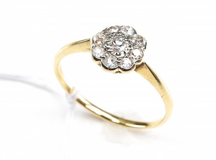 AN EDWARDIAN DIAMOND CLUSTER RING IN 18CT GOLD, CIRCA 1920, SIZE P, 2.1GMS